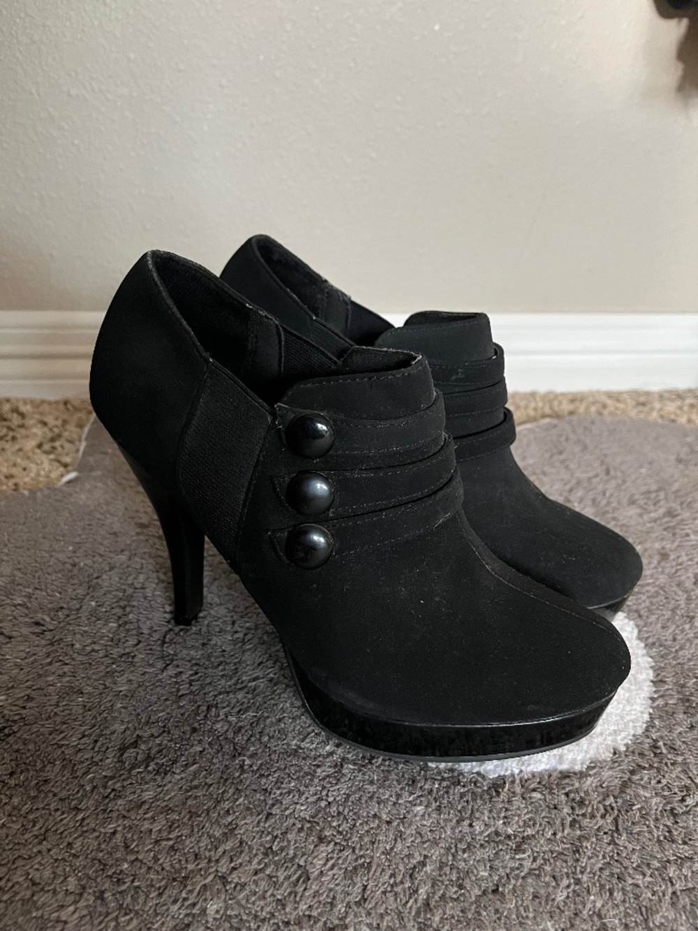 Black ankle boot heels Unlisted size 7